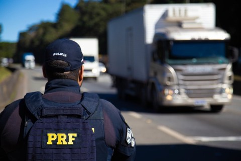 PRF fiscaliza tempo de direção de caminhoneiros